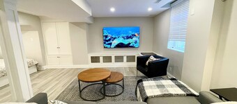 Modern Cozy Basement Apartment with parking. 5 min to 401/GO Station