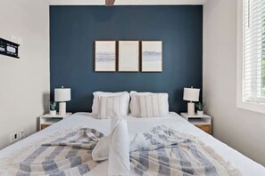 3 soverom, skrivebord, strykejern/-brett og reiseseng for barn