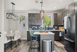 Kjøleskap, mikrobølgeovn, ovn og kokeplater