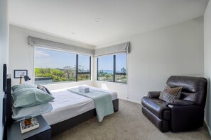 3 bedrooms, desk, iron/ironing board, free WiFi - Lovely 3-BR Home in Long Bay Near Beaches & Albany (Torbay, Auckland)