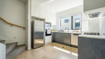 Geladeira, micro-ondas, fogão, cooktop