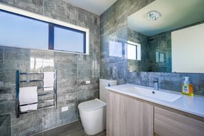Shower, hair dryer - Lovely 3-BR Home in Long Bay Near Beaches & Albany (Torbay, Auckland)