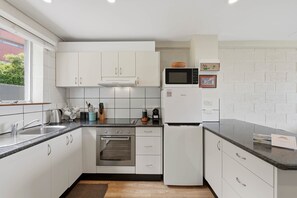 ثلاجة، ميكروويف، فرن، موقد طهي مسطح