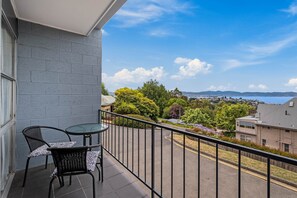 Outdoor dining - SOHO Vibes - 2 Bedroom Unit (South Hobart)