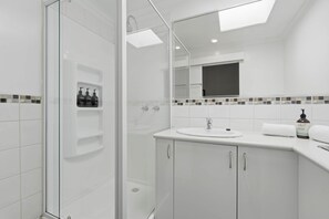 Dusche, Haartrockner, Handtücher, Seife