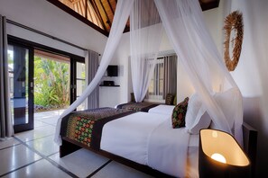 Cofres nos quartos, escrivaninha, ferros/tábuas de passar roupa