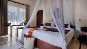 Une chambre à coucher avec un lit à baldaquin, une table de chevet, une commode, une lampe et une fenêtre avec des rideaux.