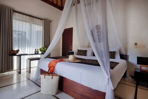 Cofres nos quartos, escrivaninha, ferros/tábuas de passar roupa