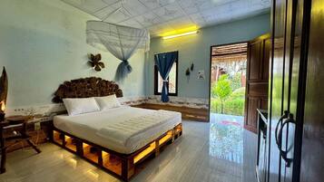 Habitación doble superior, patio, vistas al patio | Escritorio, tabla de planchar con plancha, wifi gratis