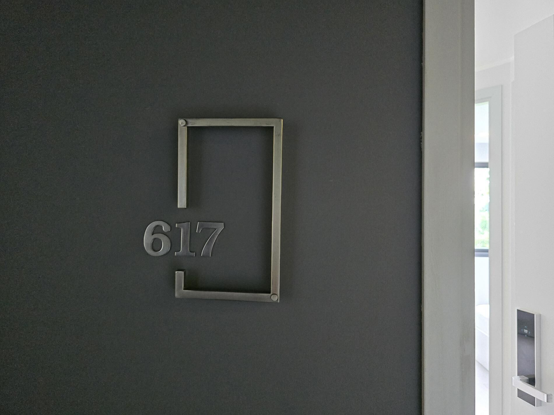 Segnaletica a parete con il numero 617, che indica una stanza o un'area.