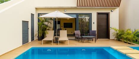 حمّام سباحة خارجي