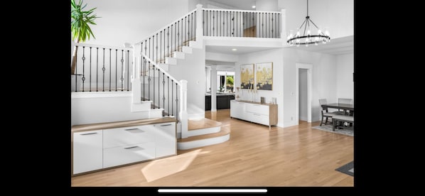 Interior - Luxury 4,000 sf home with 2 rooms available in a 4 bedroom house in Kennydale (Renton)