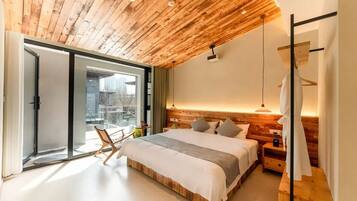 Grand Room | Blackout curtains, soundproofing, iron/ironing board, free WiFi