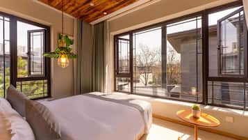 Luxury Room | Blackout drapes, soundproofing, iron/ironing board, free WiFi