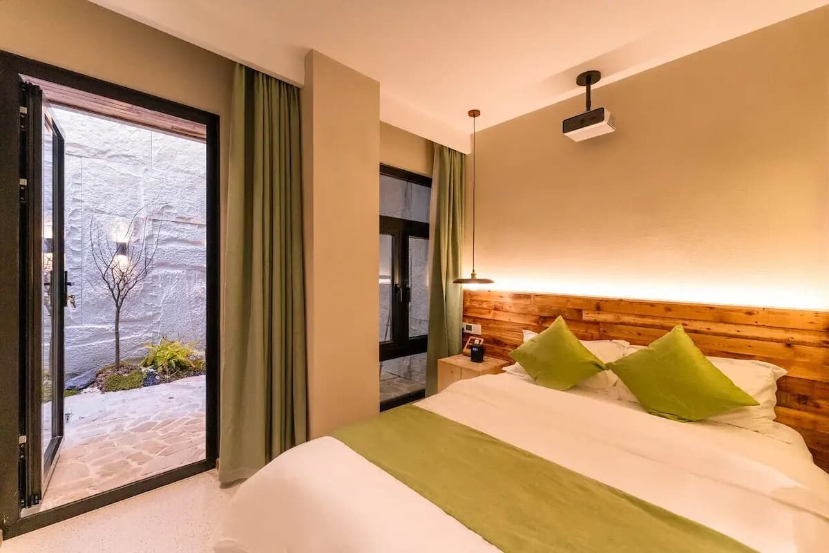 Quarto luxo, vista para o pátio | Cortinas blackout, quartos à prova de som, ferros/tábuas de passar roupa