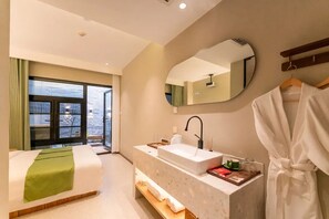 ستائر تعتيم وتجهيزات عازلة للصوت ومكواة/لوح كي وواي فاي مجانًا