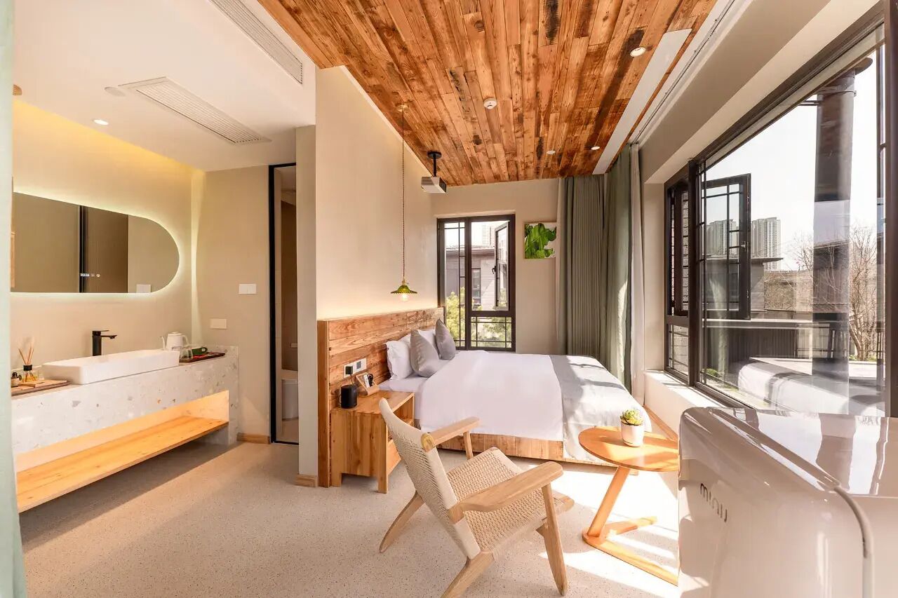 Luxury Room | Blackout drapes, soundproofing, iron/ironing board, free WiFi