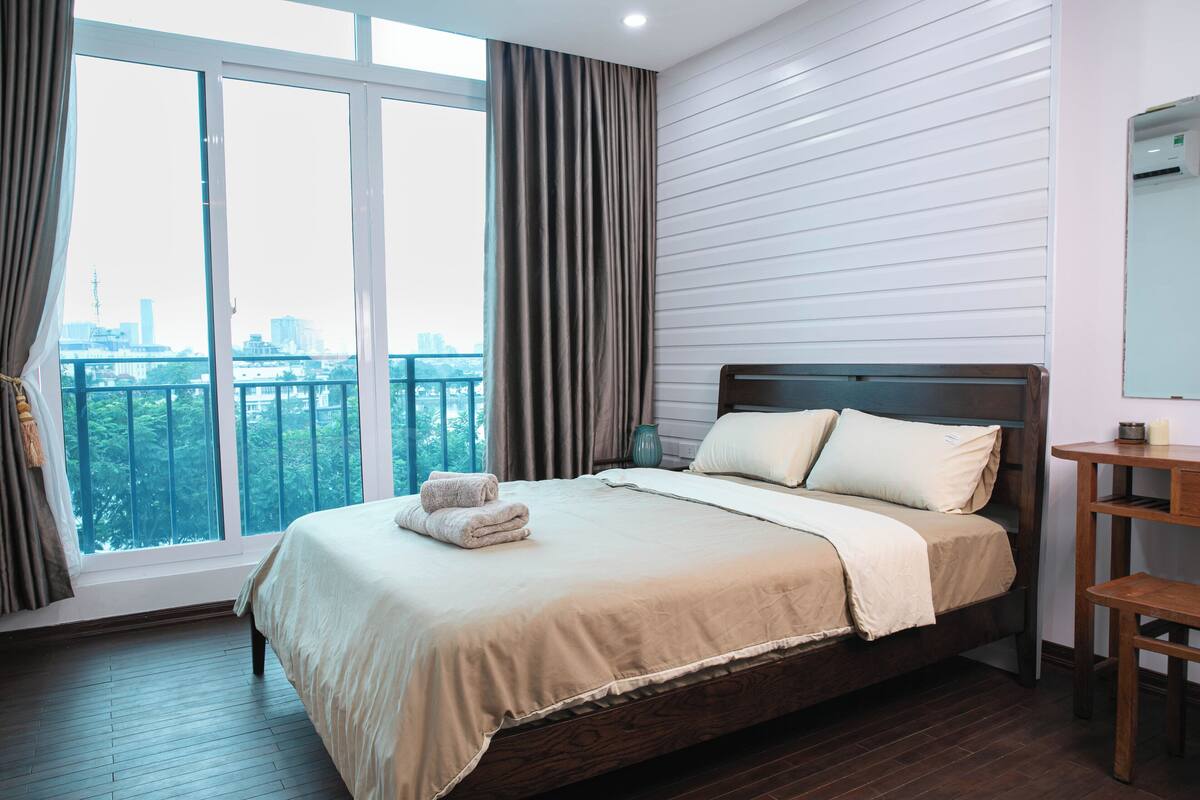 Phòng đôi có tầm nhìn toàn cảnh | Trang trí khác biệt, trang bị nội thất với thiết kế riêng biệt, bàn