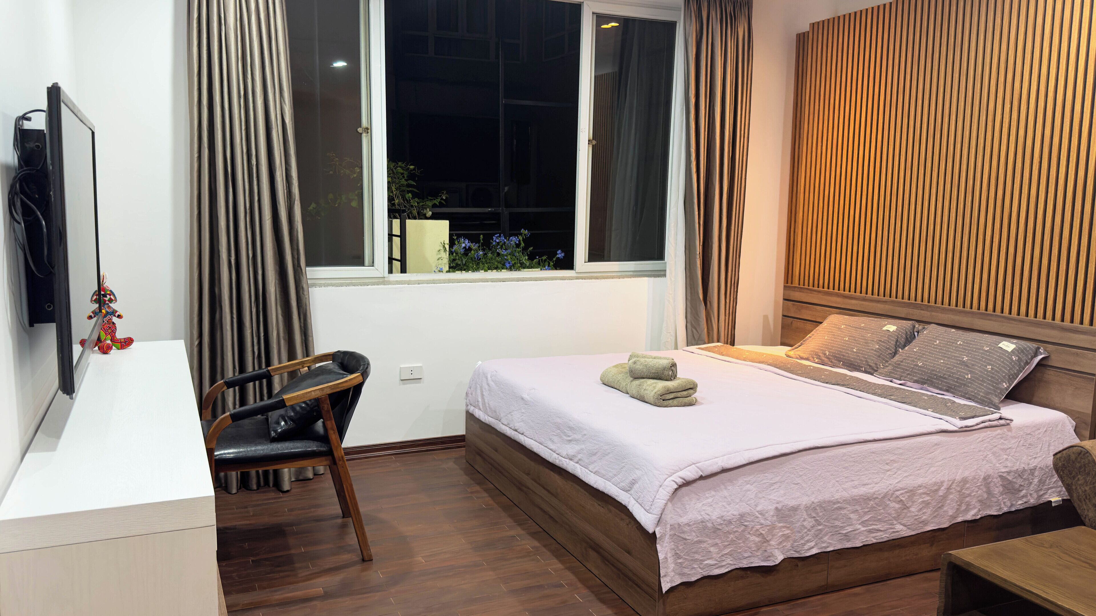 City Double Room, 1 Queen Bed, Non Smoking, City View | Pillowtop beds, individually decorated, individually furnished, desk