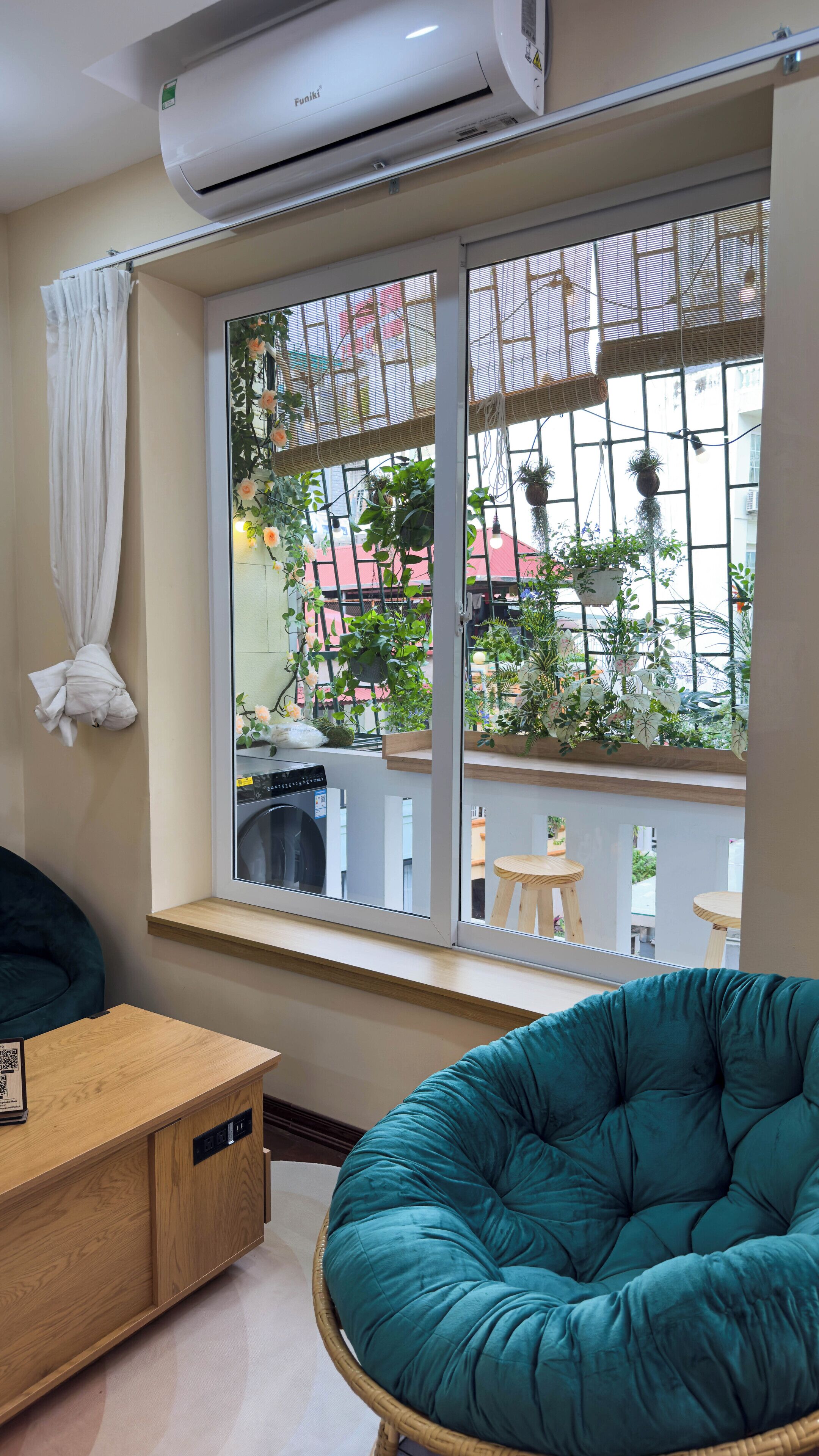 Habitación empresarial doble, 1 habitación, vista a la ciudad | Área de sala de estar | Smart TV de 80 pulgadas con canales por cable y chimenea 