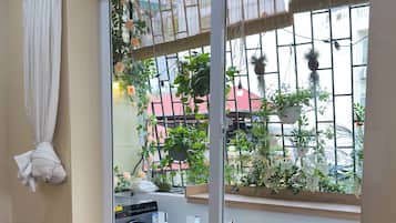 Business Double Room, 1 Bedroom, City View | Living area