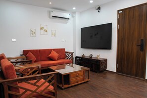 파노라믹 더블룸 | 거실 공간 | 케이블 채널 시청이 가능한 80인치 스마트 TV, 벽난로