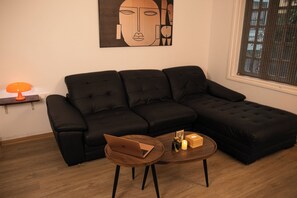 엘리트 더블룸 | 거실 공간 | 케이블 채널 시청이 가능한 80인치 스마트 TV, 벽난로