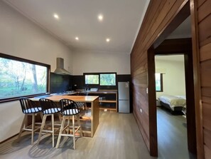 Fridge, microwave, oven, stovetop - BUHO | Cabin Oak | BBQ Washer Wood Hot Tub Wifi (Huiscapi)