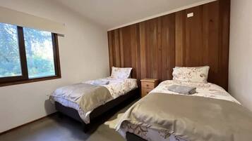 2 bedrooms, iron/ironing board, WiFi, bed sheets