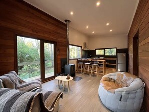 TV, offices - BUHO | Cabin Oak | BBQ Washer Wood Hot Tub Wifi (Huiscapi)