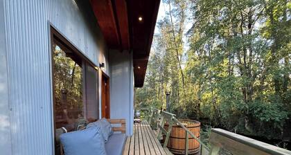 Riverside Cabin Retreat - Hot Tub & BBQ in Patagonia