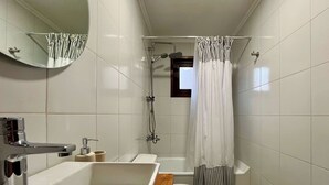 A bathroom with a bathtub, toilet, and shower. - Oak Cabin - Hot Tub, BBQ, WiFi & Riverside (Huiscapi)