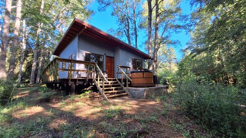 Riverside Cabin w/ Hot Tub & BBQ, Nature Escape