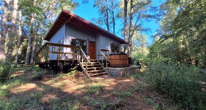 Riverside Cabin w/ Hot Tub & BBQ, Nature Escape