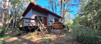 Riverside Cabin w/ Hot Tub & BBQ, Nature Escape