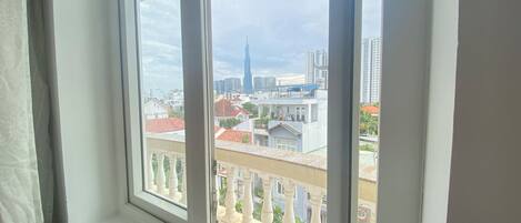 客房, 1 張加大雙人床, 陽台 | 迷你吧、免費無線上網、床單