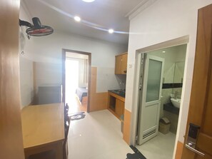 Rum - 1 queensize-säng - balkong | Badrum | Dusch, hårtork, tofflor och handdukar