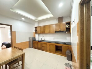 Zimmer, 1 Queen-Bett, Balkon | Eigene Küche