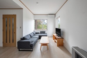Apartament | Sala d'estar | Televisor de pantalla plana de 40 polzades amb canals digitals 