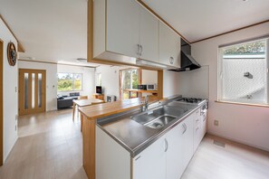 Lemari es, microwave, kompor, dan ketel listrik