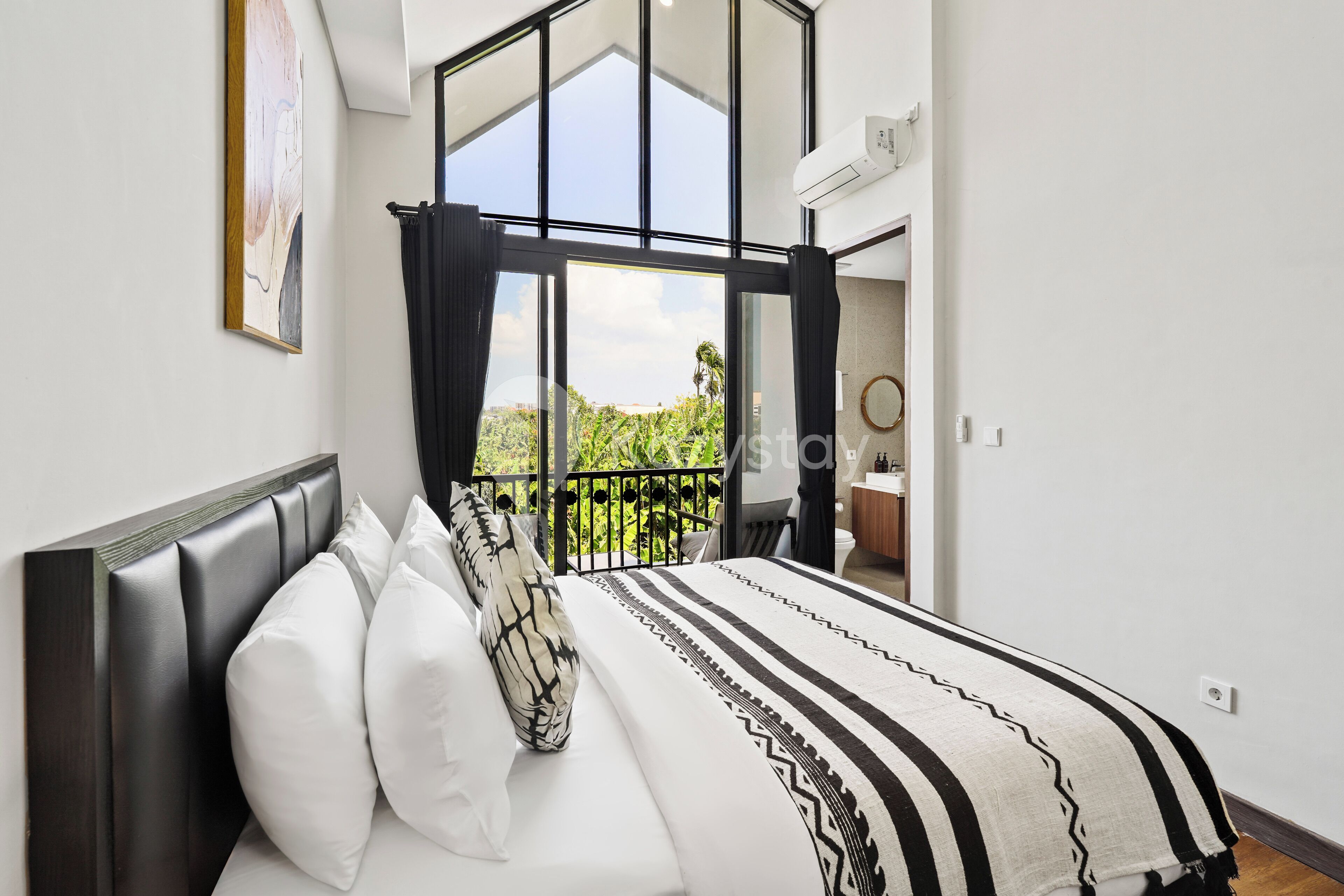 Bureau, espace de travail pour ordinateur portable