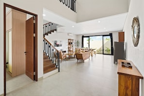 Villa, 3 chambres, vue piscine | Coin séjour | TV connectée de 55 pouces avec chaînes par câble, Netflix