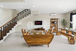 Villa, 3 habitaciones, vista a la alberca | Área de sala de estar | Smart TV de 55 pulgadas con canales por cable y Netflix 