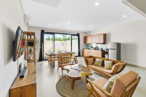 Villa, 3 habitaciones, vista a la alberca | Área de sala de estar | Smart TV de 55 pulgadas con canales por cable y Netflix 