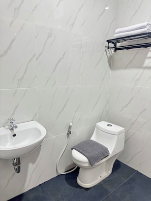 Chambre Simple Deluxe, balcon, vue plage | Salle de bain | Douche, articles de toilette gratuits, serviettes fournies, savon