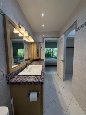Haartrockner, Handtücher, Seife, Toilettenpapier