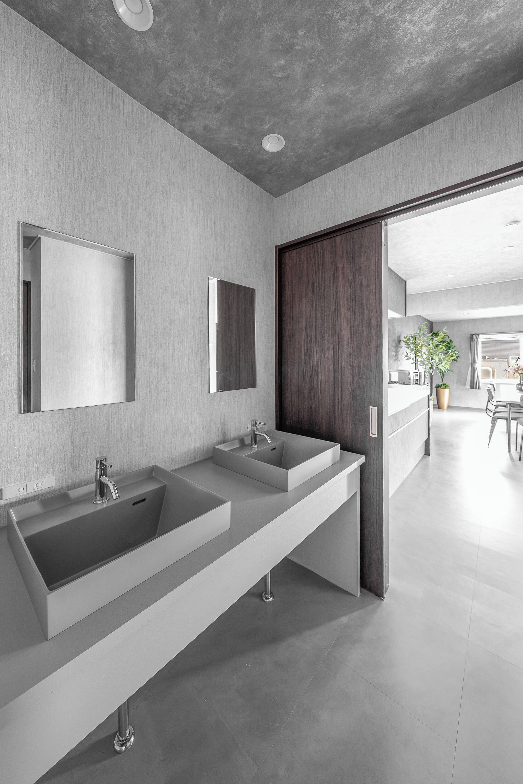 淋浴/盆浴组合、吹风机、拖鞋、坐浴桶