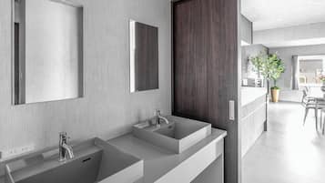 淋浴/浴缸二合一、吹風機、拖鞋、坐浴桶