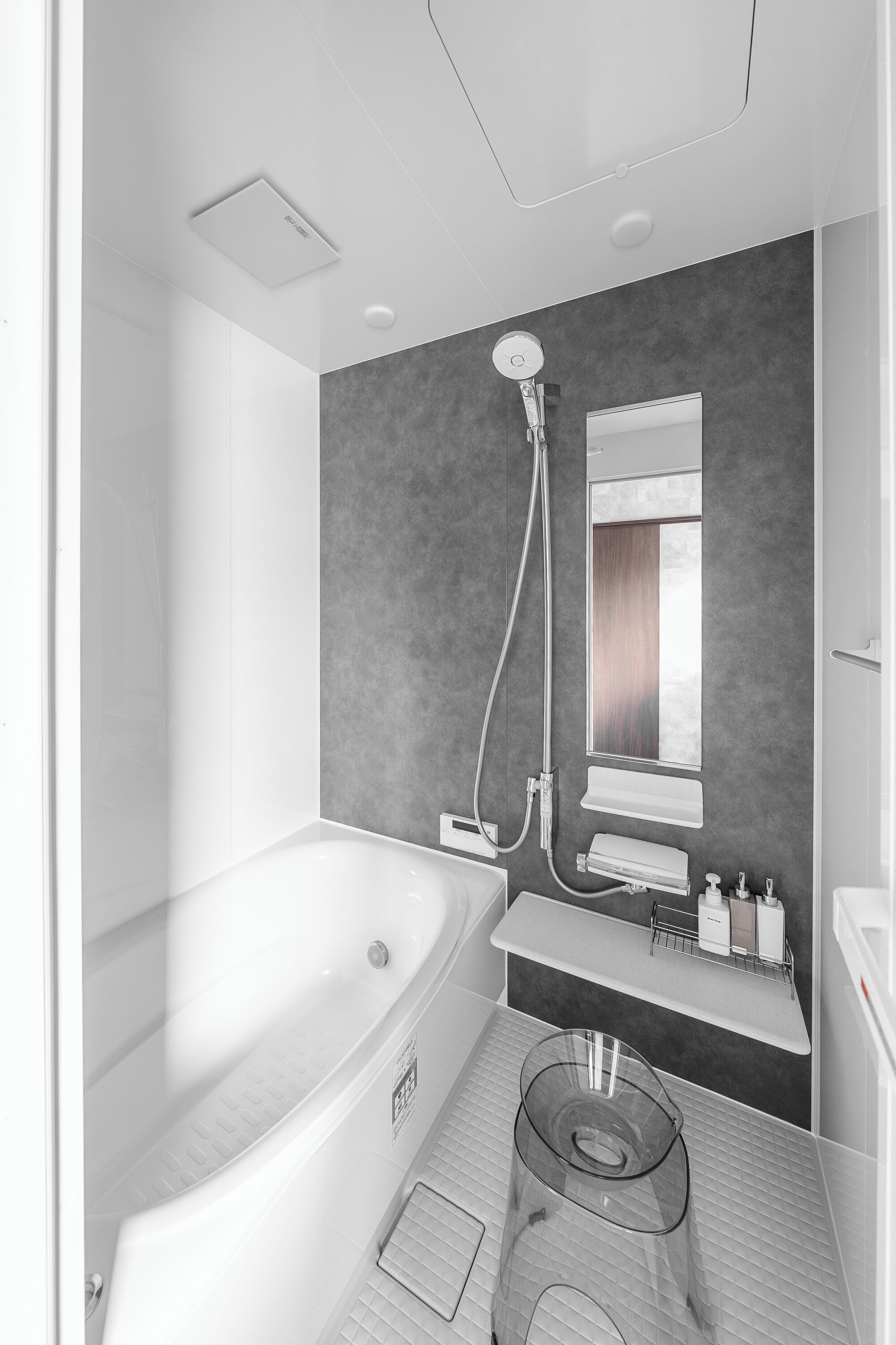 Combined shower/bathtub, hair dryer, slippers, bidet