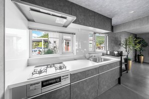 ثلاجة، �ميكروويف، موقد طهي مسطح، مستلزمات طهي/أطباق/أوعية